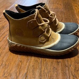 Sorel Tan and Black Rain Boots